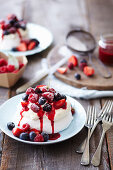 Pavlova mit frischen Beeren und Himbeeressigsauce