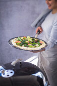 Pizza mit Stängelkohl, Feigen, Oliven und Blauschimmelkäse (ungebacken)