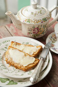 Honigkuchen mit Butter zum Nachmittagstee