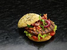 Hamburger auf Kräuterbrötchen mit Grillstreifen