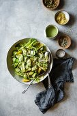 Gemischter grüner Salat mit Kräuter-Cashew-Dressing (vegan)