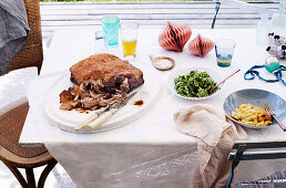 Schweinebraten kreolische Art, Macaroni-Pie und Gurke-Chayote-Salat