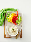 Crudites und weisser Bohnendip mit Knoblauch und Rosmarin