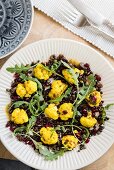 Kurkuma-Blumenkohl-Salat mit Linsen, Granatapfelkernen und Rucola