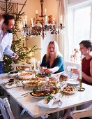 Weihnachtlich gedeckter Tisch mit Familie