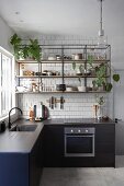 Offenes Regal aus Metall und Holz mit Zimmerpflanzen in der Küche