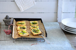 Spicy puff pastries with vegetables and pink pepper