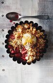 Rhabarber-Erdbeer-Crumble mit Birnen und Eiscreme