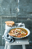 Mediterrane Fischsuppe mit Tomaten und Brot