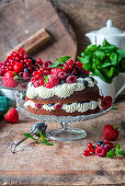 Schokoladenkuchen mit Beeren und Schlagsahne