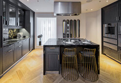 Elegante Küche mit schwarzen Fronten und Kochinsel, Ten Trinity Square London