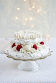 Baisertorte mit Kokospralinen und Himbeeren zu Weihnachten (Torte aufschichten, 2)