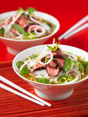 Pho Bo (Vietnamesische Nudelsuppe) mit Rindfleisch, in zwei Schalen