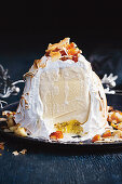 Baked Alaska (Eisbombe) mit Meringue, Ananas, Ingwer und Kokos