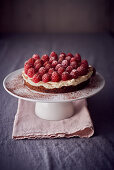 Schokoladenkuchen mit Himbeeren und Sahne