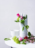 Porzellanhand mit Blumendeko zum Muttertag