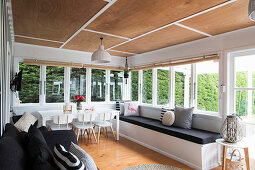 Built-in bench and dining area in the winter garden