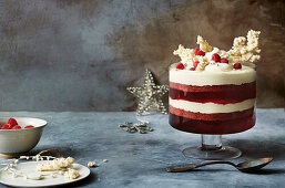 Trifle mit Red Velvet und Puffreis zu Weihnachten