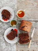 Schokoladenkuchen mit Trockenpflaumen zum Tee