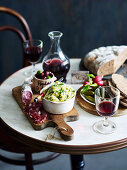 Französische Dinnerparty mit Sellerieremoulade, Wurst, Brot und Rotwein
