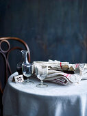 Gedeckter Tisch für eine französische Dinnerparty