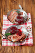 Gegrillter Pancetta mit Cranberrysauce