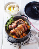 Klassisches Roastbeef mit Karotten und Senfpüree