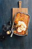 Self-saucing pudding with caramel apples (England)