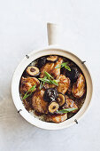 Huhn, Shiitakepilze und Reis aus dem Tontopf (China)