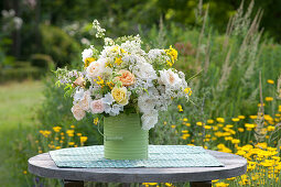 Weiß-gelber Strauß aus Rosen und Wiesenblumen :