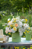 Weiß-gelber Strauß aus Rosen und Wiesenblumen :