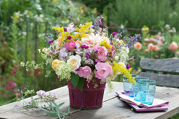 Bunter Sommerstrauß aus Rosa ( Rosen ), Galium ( Labkraut ), Nepeta