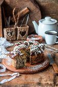 Marmor-Hefekuchen mit Mohn und Zuckerguss