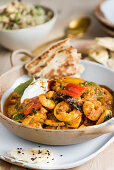 Garnelencurry mit Paprika und Fladenbrot