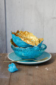 Selbstgebastelte Pappmache-Schalen in Blau und Gold