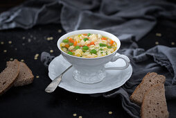Vegane Suppe mit Sternchennudeln und Gemüse
