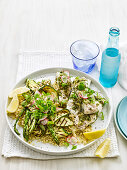 Kräuter-Zitronen-Fisch mit grünem Gemüse und Quinoasalat