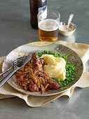 Würstchen mit Zwiebel-Senf-Sauce dazu Kartoffelpüree und Erbsen