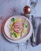 Birnen-Fenchel-Salat mit Quitten-Vinaigrette und gebratener Entenbrust
