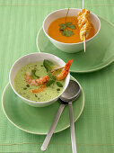 Erbsenschaumsuppe mit Garnelen und Möhrensuppe mit Geflügelspiesschen