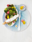 Blattsalat mit Brunnenkresse, Essblüten, Kräutern und Crostini