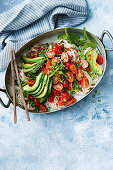 Sobanudelsalat mit Avocado, Tomaten, Sesam und Limetten