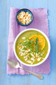 Rocket and courgette soup with kaki and flaked almonds