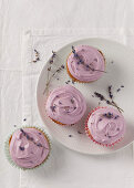 Lavendel Cupcakes auf Teller und daneben