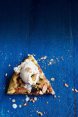 Fig tart with almond crumble ice-cream