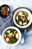 Chinesische Suppe mit Gemüse und Nudeltäschchen