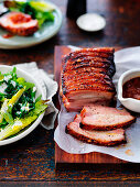 Gebratener Schweinebauch mit Tomaten-Gurken-Relish und grünem Frühlingssalat