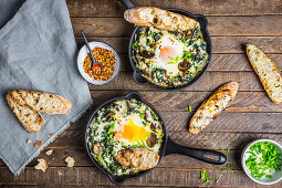 Rahmgemüse mit gebackenen Eiern und Toast