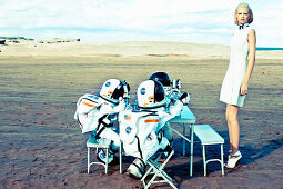 Futuristic Fashion: Blonde Frau mit Kindern in Raumfahrer-Anzug im Freien