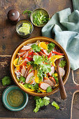 Thailändischer Salat mit Schweinswurst, Mango und Nudeln